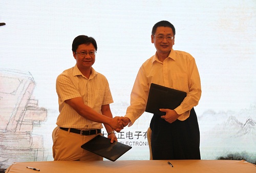 方正電子總裁楊斌（左）、國家開放大學(xué)出版?zhèn)髅郊瘓F(tuán)總編輯、中央廣播電視大學(xué)出版社總編輯任巖（右）代表雙方簽約.jpg